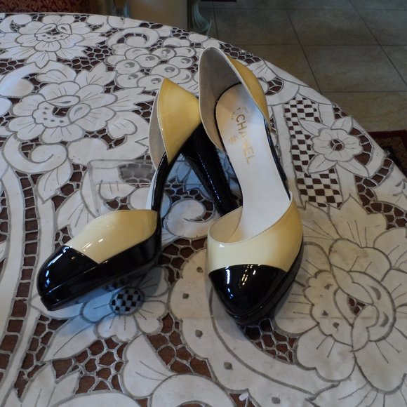 New Chanel Black/Pale Yellow Calf Patent Leather D'Orsay Heeled Pumps Size 40.5B - Picture 1 of 16